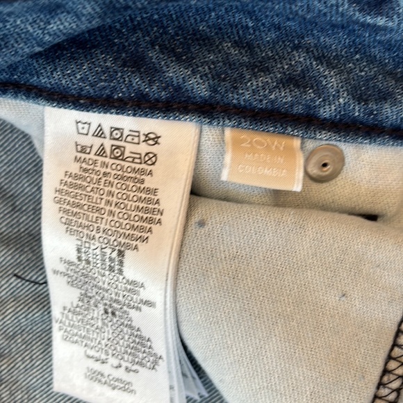 Michael Kors Wide Leg Cropped Jeans. - Picture 8 of 9